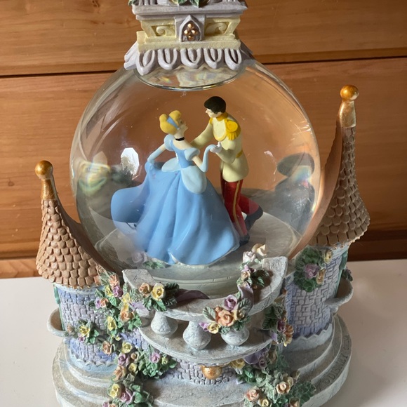 Disney Musical Snow Globe 9 inch Cinderella & Prince Dancing "So This is Love" - Picture 3 of 5